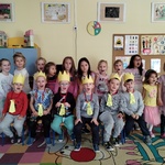 Grupa uśmiechniętych dzieci 