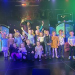 grupa dzieci na scenie teatralnej