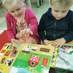 Chłpiec z dziewczynką oglądają książeczki