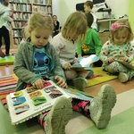 Dziewczynki oglądające książeczki