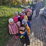 Dzieci idące w parach