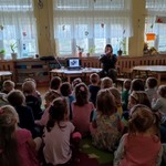 grupa dzieci siedząca przed panią leśnik