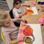 dziewczynki wykonujące pracę plastyczną pt. 