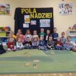 Grupa dzieci na tle gazetki tematycznej 