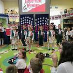 Grupa dzieci w strojach regionalnych 
