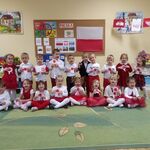 Grupa dzieci ubranych w barwy biało - czerwone 