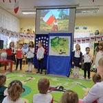 Grupa dzieci stojących przy mapie Polski 