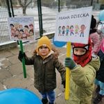 Dzieci trzymające transparenty o prawach dziecka