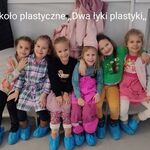sześć dziewczynek siedzących obok siebie na ławce