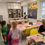 dzieci w galerii oglądające sposób wykonania pracy