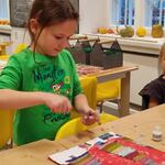 dziewczynka wykonujaca pracę plastyczną