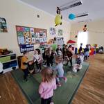 Dzieci tańczące z pluszowymi misiami 