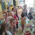 Dzieci tańczące z pluszowymi misiami 