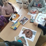 Dzieci wykonujące z kolorowego papieru opaski misia 