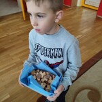 Chłopiec trzymający w pudełku ciasteczka w kształcie misia
