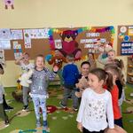 Grupa dzieci tańcząca z pluszowymi misiami 