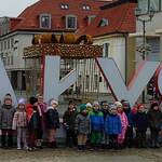 Grupa dzieci stojąca przed napisem Białystok 
