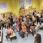 Grupa dzieci bawiąca się podczas koncertu filharmonii