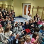 Grupa dzieci bawiąca się podczas koncertu filharmonii