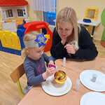  Dziewczynka z mama ozdabiają bombkę