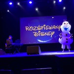 Maskotka Olaf na scenie teatralnej 