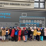 Dzieci stojące przed budynkiem Białostockiego Centrum Kultury 