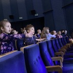 Dzieci tańczące na widowni