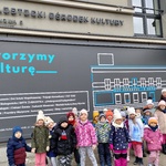 Dzieci stojące przed budynkiem Białostockiego Centrum Kultury 