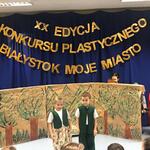 Chłopiec z dziewczynką na scenie
