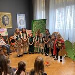 Grupa dzieci na scenie