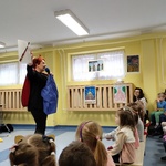 Pani pokazująca obrazek instrumentu muzycznego 