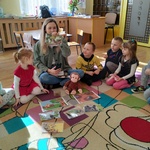Pani pokazująca dzieciom obrazki lasu