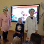 Dzieci przebrane za lekarzy - dentystów i pacjentów 