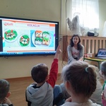 Pani pokazuje prezentację multimedialną o zdrowych posiłkach 