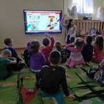 Pani pokazuje prezentację multimedialną o zdrowych posiłkach 
