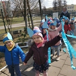 Dzieci idące z niebieskimi wstążkami bibuły
