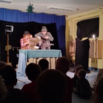 Aktorzy prezentują bajkę 