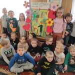 Grupa dzieci z narysowaną laurką dla Leśnika