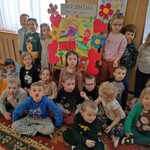 Grupa dzieci z narysowaną laurką dla Strażaka 
