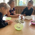 dziewczynki segregujące monety po akcji 