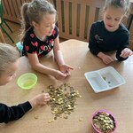 dziewczynki liczące monety po akcji 