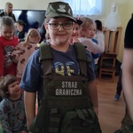 Chłopiec w stroju Strażnika Granicznego 