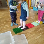 dzieci chodzące po ścieżce sensorycznej