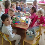 dzieci bawiące sie klockami edukacyjnymi