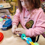 dziewczynka układająca klocki edukacyjne