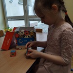 dziewczynka budująca sześciany z klocków edukacyjnych