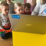 dzieci spoglądające w ekran laptopa