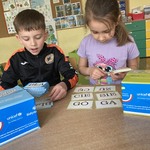 Dzieci układają sylaby 