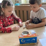 Dzieci grają w grę za pomocą plastikowych kostek 