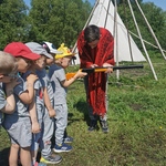 Chłopiec strzelający z broni palnej